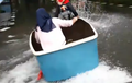 Bahagia Itu Sederhana, Mumpung Kebanjiran, Jalanan Bisa Dipakai Main Motor Boat!