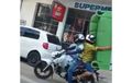 Gokil, Dua Pria Nekat Angkut Sofa Pakai Motor, Kuat Banget Sob
