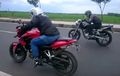 Tanpa Ampun! Video Yamaha Scorpio Diasapi Bajaj Pulsar di Trek Lurus