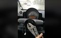 Heboh, Enggak Ada Setir Sebuah Tang Dipakai Kemudikan Mobil Ini, Bagaimana Jalannya?