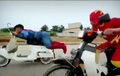 Superman Balapan Sama The Flash, Dicegat Polisi Minta Ampun