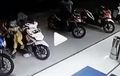 Hati-hati Bawa Anak Naik Motor, Balita Ini 'Samber' Pintu Minimarket Sampai Pecah