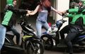 Cewek Bule Cakep Bingung, Pilih Go-Jek, Grab Atau Taksi Ganteng