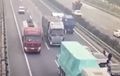 Video : Gara-gara Domba, Pengendara Mobil yang Turun di Jalan Tol Disikat Truk