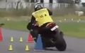 Video: Naik Motor Sport Fairing, Biker Ini Mampu Berkelok Lincah