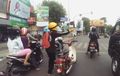 Gokil, Kelakuan Biker di Lampu Merah Ini Bisa Bikin Bahagia Saat Bosan Berkendara, Lemesin  Sob