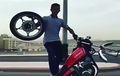 Biker Bikin Sensasi, Wheelie Pakai Motor Sport, Satu Ban Dibawa di Atas Motor