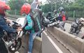 Kapokmu Kapan? Puluhan Bikers Gotong Royong Angkat Motor Hindari Razia di Jalur Transjakarta