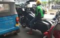 Naik Harley, Pria Pakai Atribut Ojek Online Ini Tarik Perhatian