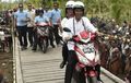 Mamayooo... Jokowi Blusukan Naik Motor Listrik di Papua, Pace dan Mace Sampai Terkejut
