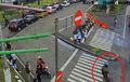 Ngakak, Pemotor Nekat Potong Jalan Kena Semprot Speaker CCTV, Pengawasnya Komentator Bola Nih