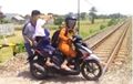 Emak-emak Kejebak Rel Kereta Api Malah Kena Semprot Netizen, Emang Salah Ya?