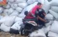 Wuidih.. Turunan Tajam Berujung 'Bantal Raksasa', Motor Matik Ngeblong Langsung Nancep di Karung