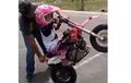 Video Ayah Bantu Anaknya Latihan Wheelie, So Sweet Banget Sob