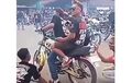 Ngilu, Lagi Asyik Joget dan Geber RX-King, Pemuda Ini Malah Terjungkal