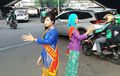 Wuih, Pakai Kebaya Lengkap Polwan Cantik Ini Atur Lalu Lintas, Ribet Enggak Sih?