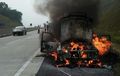 Ngeri! Video Detik-detik Mercedes-Benz Terbakar di Tol Bawen-Salatiga