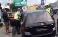 Dinilai Mencurigakan, Honda Jazz Distop Polisi, Enggak Tahunya Ditemukan Banyak Botol di Dalam Mobil