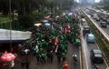 Driver Ojek Online Datangi Kerumunan Pendemo, Aksinya Banjir Pujian Warganet!