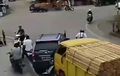 Detik-Detik Avanza Diseruduk Truk Rem Blong, Pelajar Pakai Motor Ikut Mental 