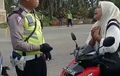 Geger, Emak-emak Enggak Pakai Helm Tercyduk Razia Polisi, Netizen Salah Fokus