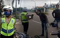 Geger! Video Pemotor Nekat Maki Petugas di Jalan, Tapi Reaksi Polisi Sungguh di Luar Dugaan