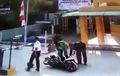 Jungkir Balik Gara-Gara Kepentok, Pengendara Motor Tunjuk-tunjuk Palang Pintu Otomatis