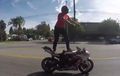 Terinspirasi! Biker Berdiri di Atas Moge Joget Ala Marc Marquez
