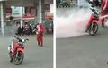 Bahaya! Gara-gara Hal Teknis, Motor Ini Terbakar Saat Berada di SPBU