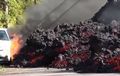 Ngeri, Video Detik-detik Mobil Terbakar Karena Aliran Lava Gunung Meletus