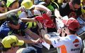 Idola yang Tertukar? Fans Valentino Rossi Malah Rebutan Minta Tanda Tangan Marc Marquez di Sirkuit Le Mans