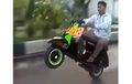 Kenceng Plus Nyali, Pria Ini Ajak Vespa Wheelie dengan Mudahnya