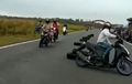 Rebahan Ala Road Race Pakai Motor Standar, Ujung-ujungnya 'Kecot' Sama Penonton