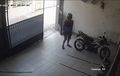 Ada Dua Motor Sama Sebelahan, Maling Malah Incar yang Posisinya Jauh