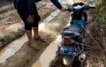 Bikin Melongo, Honda Supra Nyangkut  di Kubangan Lumpur Sampai Enggak Bisa Bergerak!