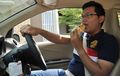 Street Manners: Suka Ngemil Sambil Mengendarai Mobil? Boleh Saja, Tapi Pakar Safety Kasih Tips Ini