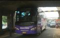 Bus Nyangkut di Kolong Jembatan. Ini Penyebabnya