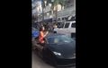Video: Pamernya Niat Banget,  Kaca Lamborghini Huracan Diinjek-injek Sampai Pecah!