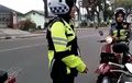 Nggak Cuma Cantik Tapi Polwan Ini Gunakan Motor Antik Saat Bertugas