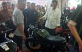 Langkah Presiden Jokowi Berhenti Saat Lihat Kawasaki W175, Ini Yang Membuatnya Penasaran
