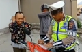Video Pemotor Enggak Pakai Helm Ditilang Polisi, Ekspresinya Gokil Abis