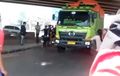 Video: Diduga Tabrak Pemotor Hingga Tewas, Truk Ini Dilempari Batu Oleh Warga