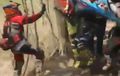 Video: Lewati Tanjakan dan Lepas Kendali. Motor Ini Hantam Rekan-rekannya