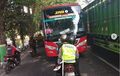 Dicegat Polisi, Sopir Bus Ngeblong Cuma Bisa Mundur Teratur