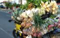 Enggak Nyangka, Beban Tukang Sayur Keliling Sampai Ratusan Kilo Di Atas Motor
