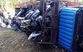 Pedih, Puluhan Motor Aerox Diler Rusak Karena Truk Terguling
