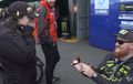 Pinter Cari Momen, Fans Valentino Rossi Lamar Pacarnya di MotoGP Australia
