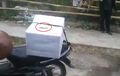 Kurir Pucat Dibentak-Bentak Konsumen, Kardus Kiriman Di Atas Motor Sobek