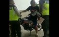 Galak Banget! Emak-Emak Naik RX-King Tantang Polisi, Semua Disemprot