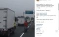 Udah Nggak Pakai Helm, Pemotor Nekat Riding di Jalan Tol, Tinggal Tunggu Ditilang